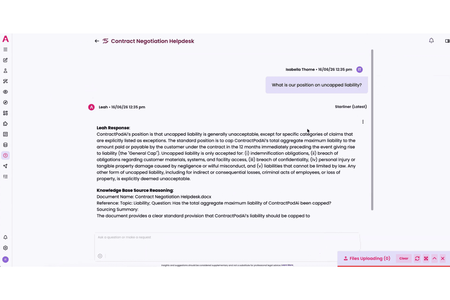 Chat i ContractPodAis hjælpeskranke til kontraktforhandling, der viser Leahs svar om politikken for ubegrænset ansvar.